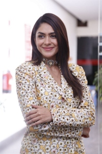 Sita Ramam Movie Actress Mrunal Thakur Interview Stills