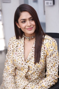 Actress Mrunal Thakur Stills @ Sita Ramam Movie Interview