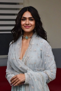 Sita Ramam Movie Actress Mrunal Thakur Pics