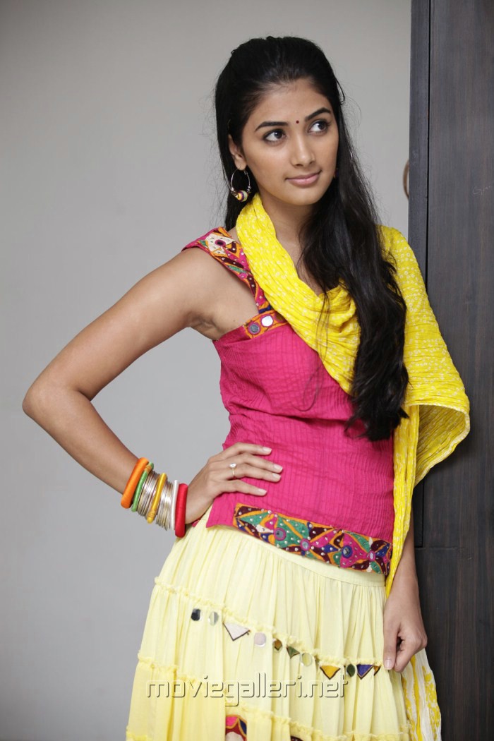 Mugamoodi New Stills Jeeva Pooja Hegde Narain New