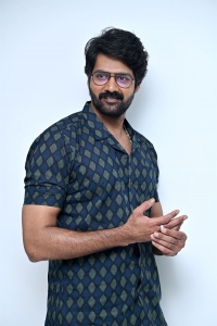 Actor Naveen Chandra Stills @ Thaggedhe Le Movie Promotions