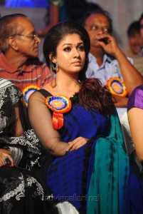 Nayanthara Beautiful Saree Stills at Nandi Awards 2011 Function