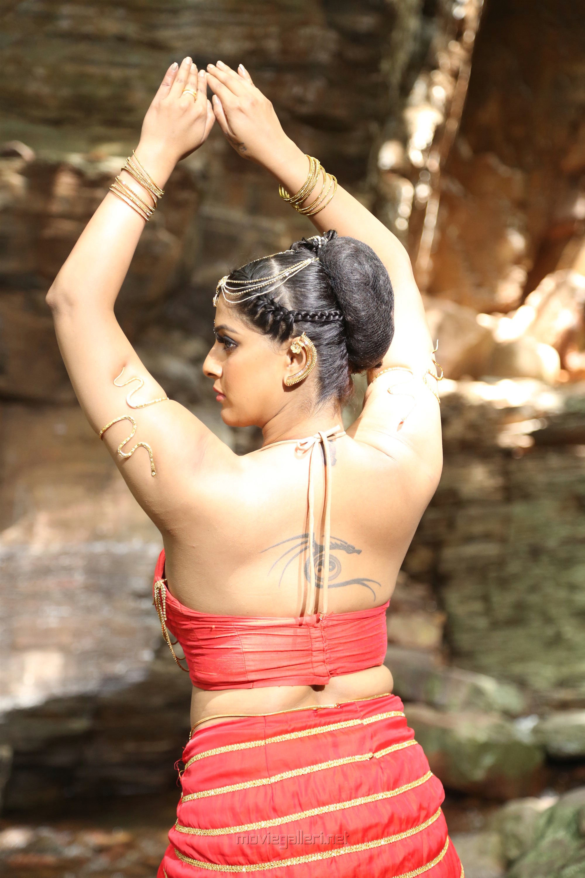 Actress varalaxmi sarathkumar new pictures. 