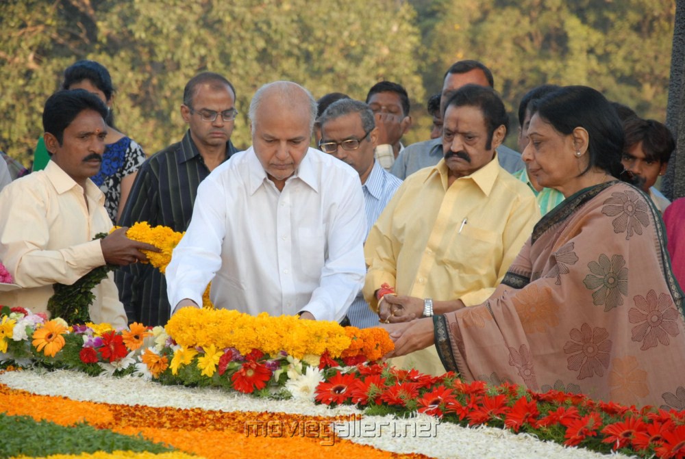 NTR 17th Vardhanthi Photos | NTR family pays tributes NTR Ghat | New