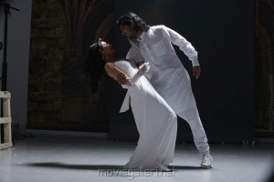 Nandagi, Anu Mohan in Oru Vaanavil Pola Tamil Movie Stills