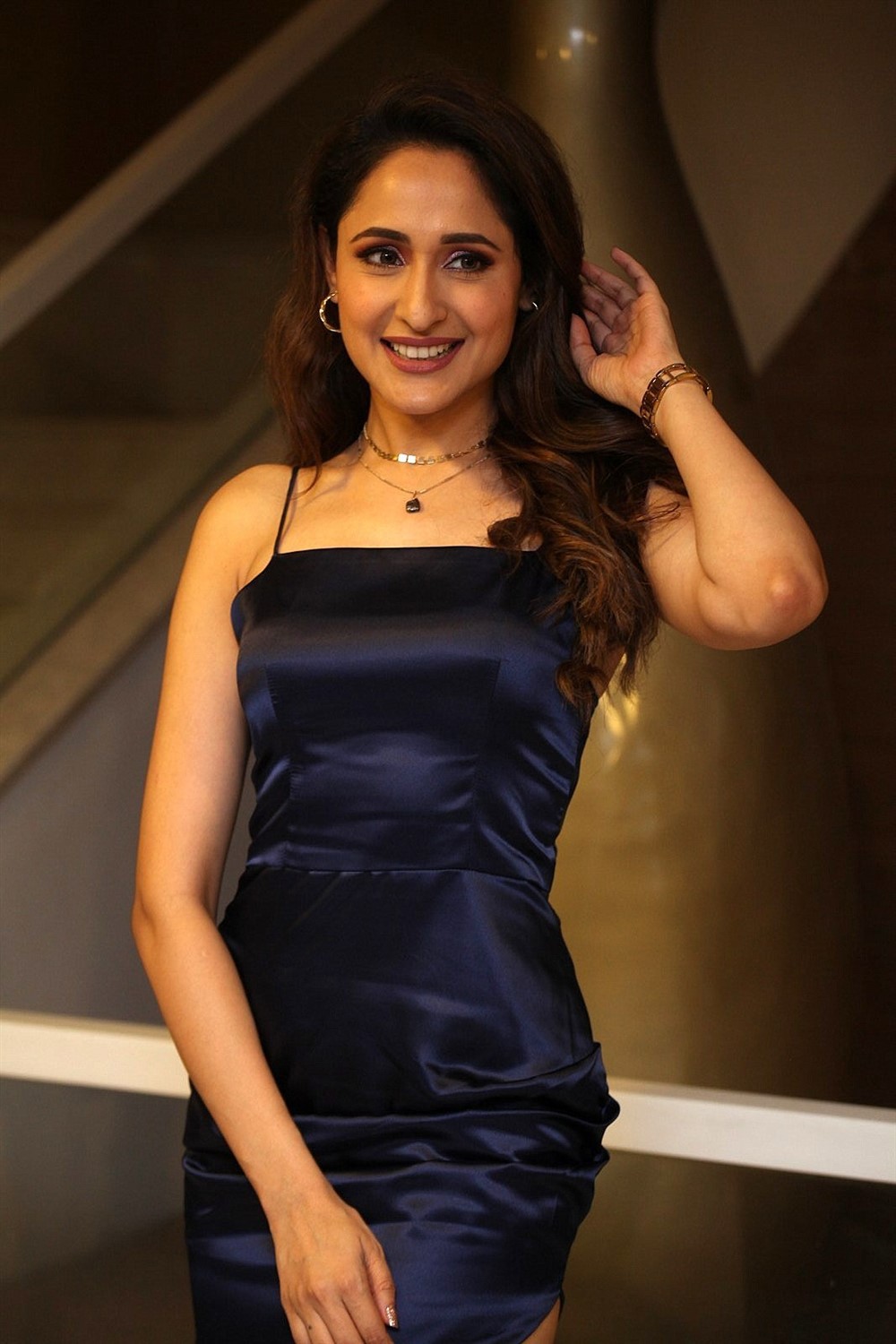 [Image: actress-pragya-jaiswal-new-pics-salon-ha...952210.jpg]