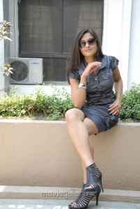 Telugu Actress Prakruti Hot Legshow Pics