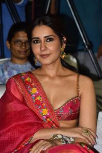 Baak Movie Actress Raashi Khanna Images