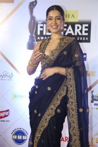 Actress Raashii Khanna Saree Photos