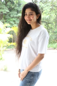 Virata Parvam Movie Actress Sai Pallavi Interview Pics