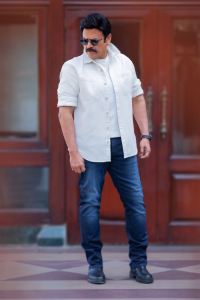 Venkatesh in Sankranthiki Vasthunnam HD Images