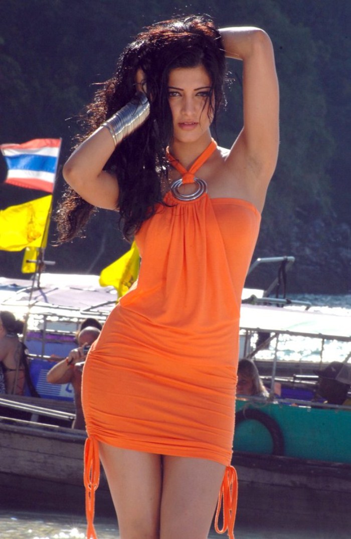 Actress Shruti Hassan Hot Stills Pics From 7am Arivu New Movie Posters