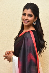 Telugu Anchor Shyamala Saree Images