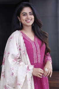 Vendhu Thaninthathu Kaadu Actress Siddhi Idnani Cute Images