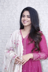 Vendhu Thaninthathu Kaadu Actress Siddhi Idnani Cute Images