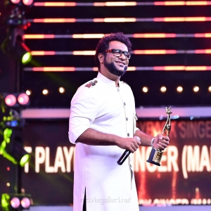 Haricharan won Best Playback Singer (Male) (Malayalam) award for Mullapoove song Varane Avashyamund movie @ SIIMA Awards 2021