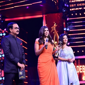 Kalyani Priyadarshan won Best Debutant Actress (Malayalam) award for Varane Avashyamund movie @ SIIMA Awards 2021