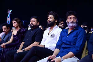 Pooja Hegde, Jayaram, Allu Arjun, Trivikram Srinivas @ SIIMA Awards 2021