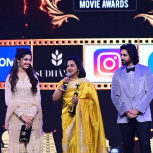 Radhika Sarathkumar won Best Actress In A Supporting Role (Tamil) award for Vaanam Kottattum movie @ SIIMA Awards 2021