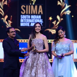 Ritu Varma won Best Debutant Actress (Tamil) for Kannum Kannum Kollayadithaal movie @ SIIMA Awards 2021