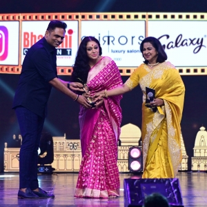 Shobana won Best Actress In A Leading Role (Malayalam) award for Varane Avashyamund movie @ SIIMA Awards 2021