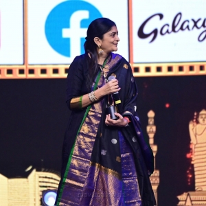 Sudha Kongara won Best Director (Tamil) award for Soorarai Pottru movie @ SIIMA Awards 2021