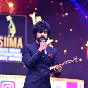 Actor-Arjun-Das-winning-Best-Actor-In-A-Negative-Role-Tamil-award-for-Kaithi-movie-@-SIIMA-Awards-2021