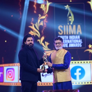 Actor-Nivin-Pauly-wins-Best-Actor-in-a-Leading-Role-Critics-Malayalam-award-for-Moothon-movie-@-SIIMA-Awards-2021