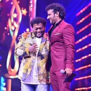 Actor-Sadhu-Kokila-won-the-Best-Actor-In-A-Comedy-Role-award-Kannada-for-Yajamana-movie-@-SIIMA-Awards-2021