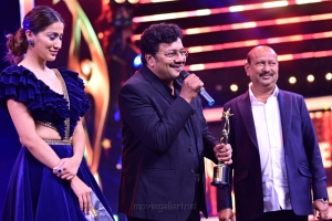 Actor-Sai-Kumar-won-the-Best-Actor-In-A-Negative-Role-Kannada-award-for-the-Bharaate-movie-@-SIIMA-Awards-2021