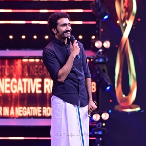 Actor-Shine-Tom-Chacko-won-Best-Actor-In-A-Negative-Role-Malayalam-award-for-Ishq-movie-@-SIIMA-Awards-2021