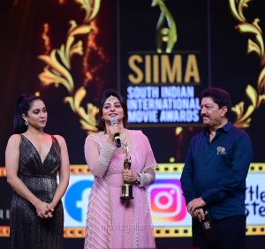 Actress-Rachita-Ram-winning-the-Best-Actress-In-A-Leading-Role-Kannada-award-for-the-Ayushmanbhava-movie-@-SIIMA-Awards-2021