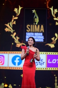 Actress-Rashmika-Mandanna-winning-Best-Actress-In-A-Leading-Role-Critics-Telugu-award-for-Dear-Comrade-movie-@-SIIMA-Awards-2021