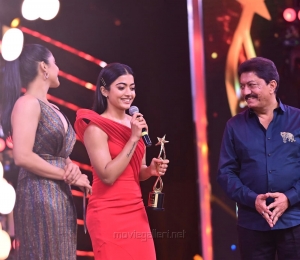 Actress-Rashmika-Mandanna-won-Best-Actress-In-A-Leading-Role-Critics-Kannada-award-for-Yajamana-@-SIIMA-Awards-2021