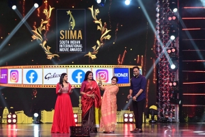 Actress-Sheela-won-Life-Time-Achievement-Award-@-SIIMA-Awards-2021