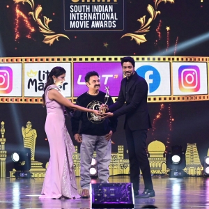 Allari-Naresh-won-Best-Actor-In-A-Supporting-Role-Telugu-award-for-the-movie-Maharshi-@-SIIMA-Awards-2021