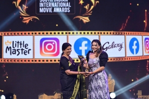 Ananya-Bhat-won-Best-Playback-Singer-Female-Kannada-award-for-Helade-Kelade-song-in-Geetha-movie-@-SIIMA-Awards-2021