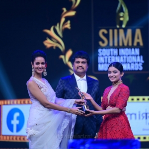 Anna-Ben-won-Best-Debutant-Actress-Malayalam-award-for-Kumbalangi-Nights-movie-@-SIIMA-Awards-2021