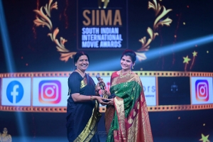 Chinmayi-won-Best-Playback-Singer-Female-Telugu-award-for-Priyathama-Priyathama-song-Majili-movie-@-SIIMA-Awards-2021