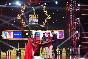 Director-Anil-Ravipudi-won-Entertainment-Of-The-Year-Telugu-award-for-F2-movie-@-SIIMA-Awards-2021