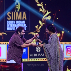 Director-Lijo-Jose-Pellissery-winning-the-Best-Director-Malayalam-award-for-Jallikattu-movie-@-SIIMA-Awards-2021