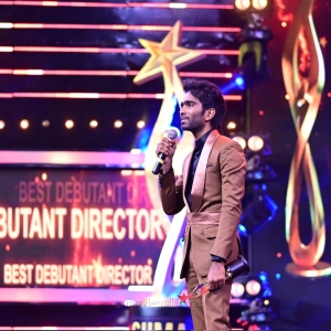 Director-Pradeep-Ranganathan-won-Best-Debutant-Director-Tamil-award-for-Comali-movie-@-SIIMA-Awards-2021