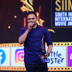 Director-Vamshi-Paidipally-won-the-Best-Director-Telugu-award-for-the-Maharshi-movie-@-SIIMA-Awards-2021