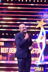 Mayura-Raghavendra-won-Best-Debutant-Director-Kannada-award-for-Kannada-Gottilla-movie-@-SIIMA-Awards-2021