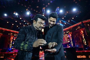 Naresh-Allari-enjoying-a-magic-trick-by-famous-Magician-Vasanth-@-SIIMA-Awards-2021