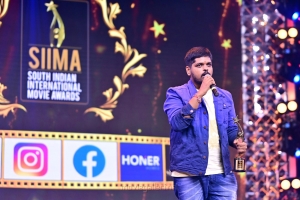 Singer-Anurag-Kulkarni-won-Best-Playback-Singer-Male-Telugu-award-for-the-Ismart-Shankar-Title-Song-@-SIIMA-Awards-2021