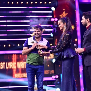 Sri-Mani-won-Best-Lyric-Writer-Telugu-award-for-the-song-Idhe-Kadha-for-the-movie-Maharshi-movie-@-SIIMA-Awards-2021