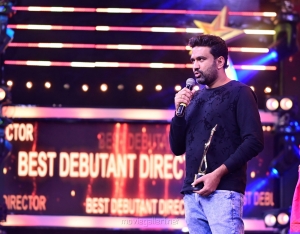 Swaroop-RSJ-won-Best-Debutant-Director-Telugu-award-for-Agent-Sai-Srinivasa-Athreya-movie-@-SIIMA-Awards-2021