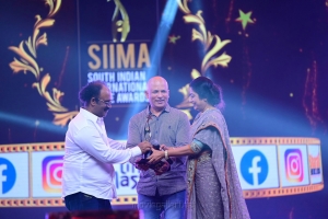 V-Harikrishna-Pon-Kumaran-have-together-swooped-the-Best-Director-Kannada-award-for-Yajamana-movie-@-SIIMA-Awards-2021