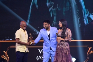 Velraj-won-Best-Cinematographer-Tamil-award-for-Asuran-movie-@-SIIMA-Awards-2021